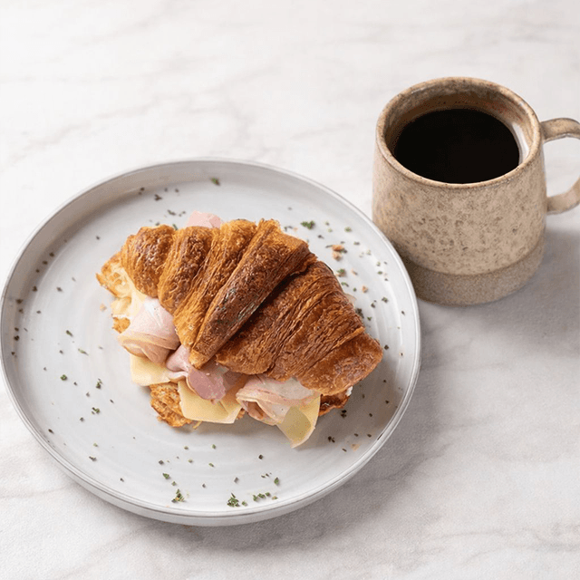 Brunch croissant - Croissant jamón & queso + americano o cappuccino. en Le Grenier