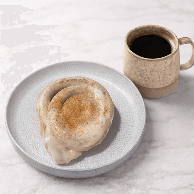 Brunch dulce - Rollitos de canela + americano o cappuccino. en Le Grenier