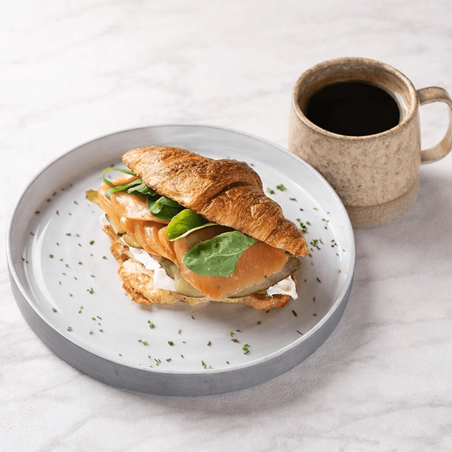 Brunch salmón - Croissant del Mar + americano o cappuccino. en Le Grenier