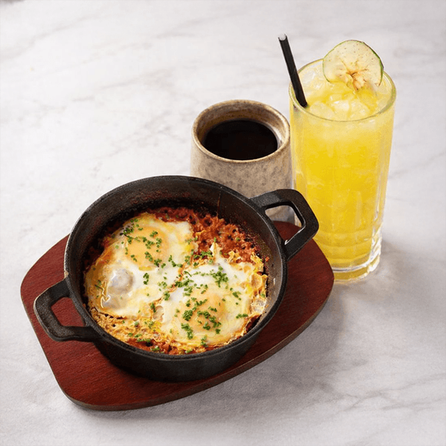 Brunch Shakshuka - Shakshuka clásica + americano o cappuccino + jugo del día. en Le Grenier