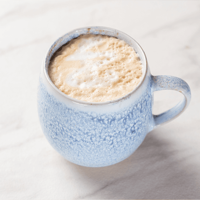 Latte - Espresso con leche vaporizada, cremoso y suave. en Le Grenier