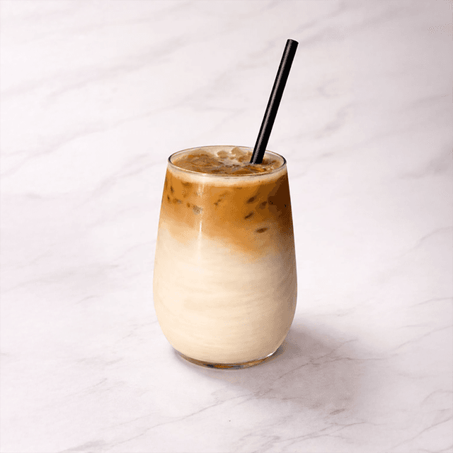 Latte Frío - Café con leche frío, suave, cremoso y refrescante. en Le Grenier