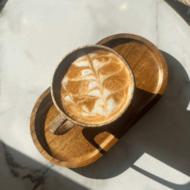 Cappuccino - Espresso, leche cremosa y espuma suave. Un clásico reconfortante. en Le Grenier