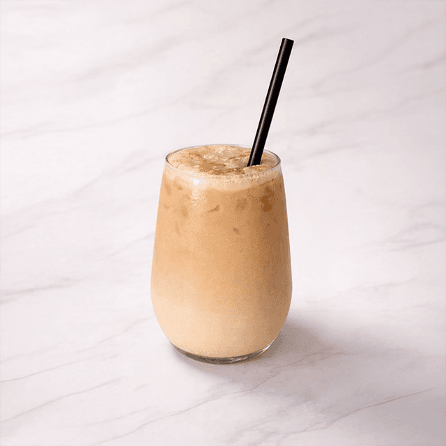 Chai Latte Frío - Chai especiado con leche, servido frío y cremoso. en Le Grenier