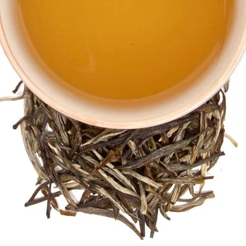 China Pine Needles - Té blanco de Fujian. Alto poder antioxidante, ayuda a reducir el nivel de colesterol, apoya en el control de la obesidad y diabetes. en Le Grenier