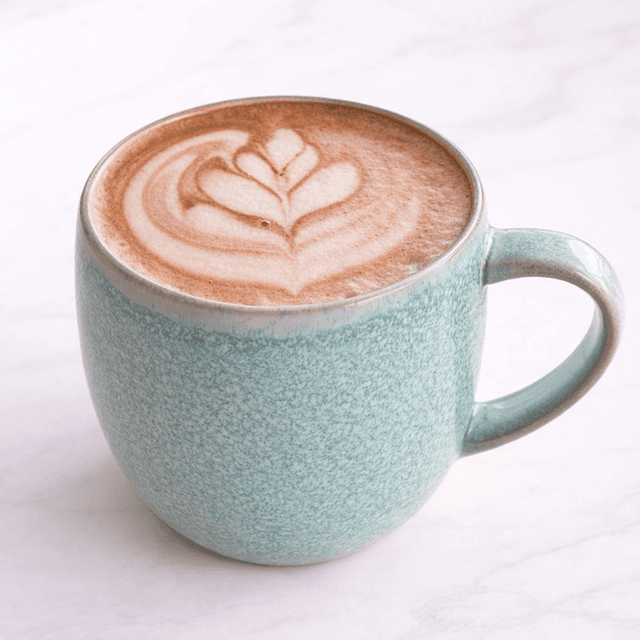 Chocolate Caliente - Chocolate cremoso preparado con leche, suave y reconfortante. en Le Grenier