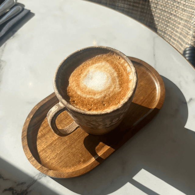 Cortado - Espresso con un toque de leche vaporizada. Balanceado y sedoso. en Le Grenier