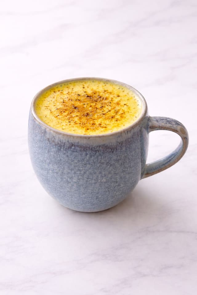 Golden Milk - Leche caliente con cúrcuma, jengibre, canela, pimienta y anís. en Le Grenier