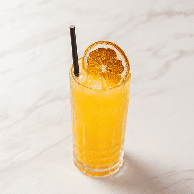 Jugo Naranja - Recién exprimido, fresco y natural. en Le Grenier