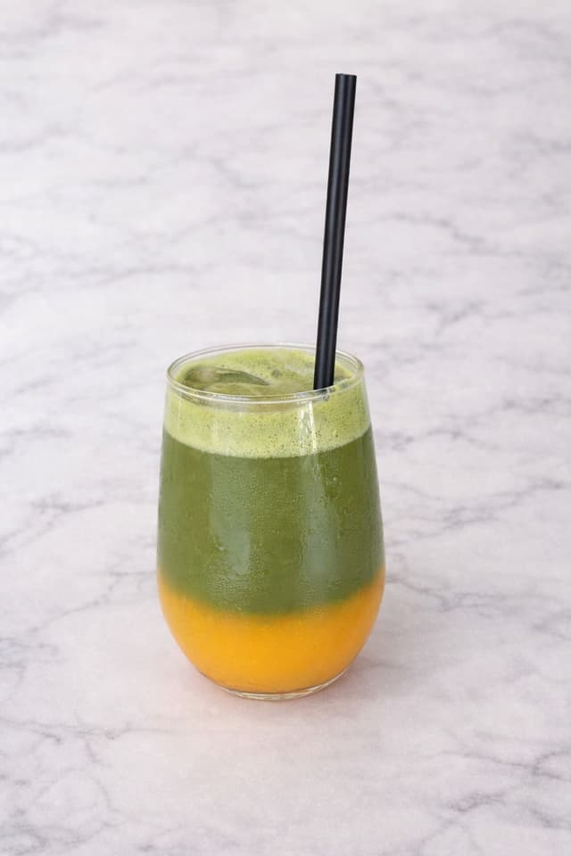 Matcha Orange spritz - Jugo de naranja recién exprimido, matcha y soda. Equilibrio perfecto entre dulzor natural, notas verdes y un final fresco y burbujeante. en Le Grenier