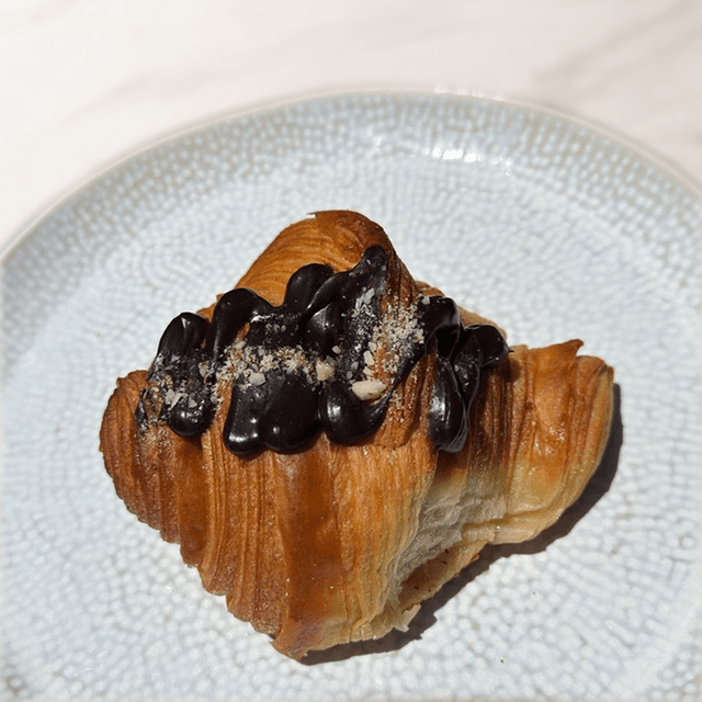 Croissant Chocolate & Avellanas - Croissant relleno con ganache de chocolate y avellanas en Le Grenier