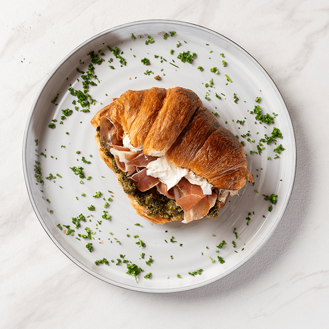Croissant Genovés - Croissant relleno de prosciutto, mozzarella fresca y pesto en Le Grenier