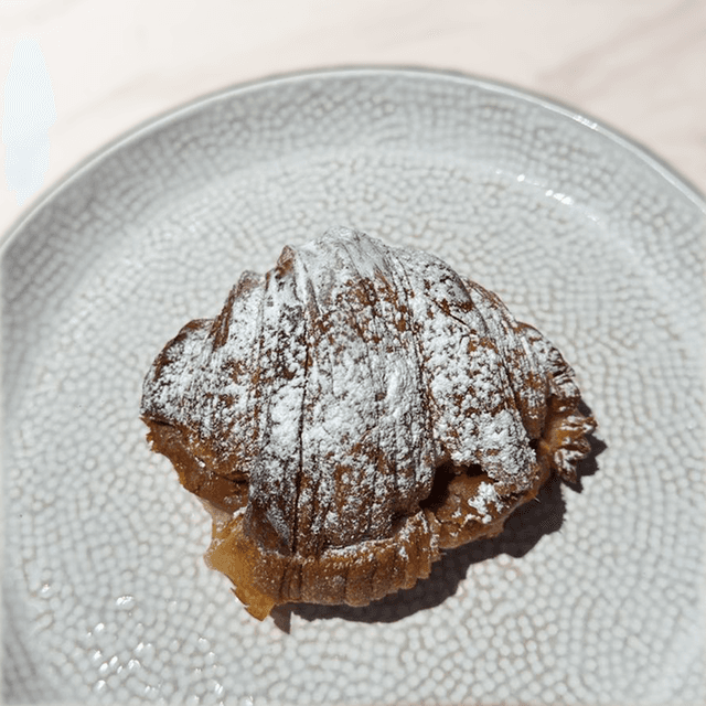 Croissant Manjar - Croissant tibio relleno con manjar cremoso en Le Grenier