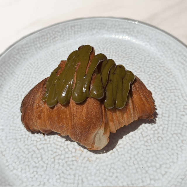 Croissant Pistacho - Croissant de mantequilla relleno con ganache de pistacho en Le Grenier