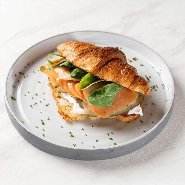 Croissant del Mar - Salmón curado, queso Philadelphia, rúcula y pepinillos encurtidos en croissant de mantequilla en Le Grenier