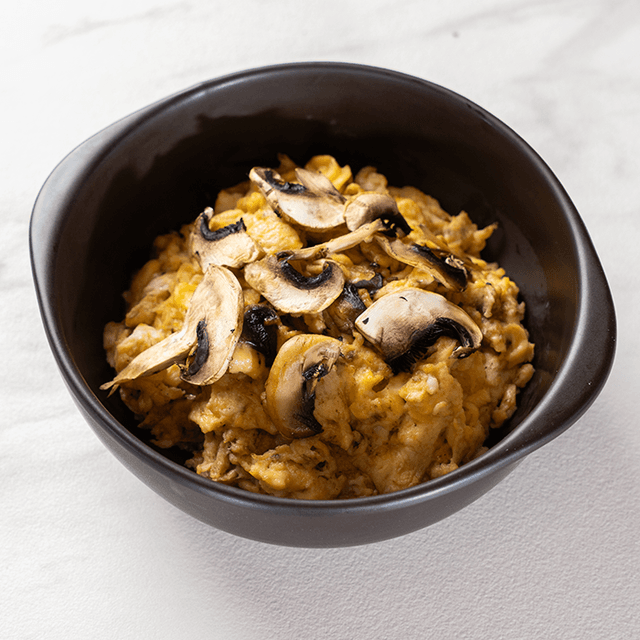 Huevos Revueltos & Setas - Huevos revueltos con hongos de estación salteados en Le Grenier