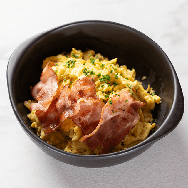 Huevos Revueltos & Tocino - Huevos revueltos cremosos con tocino crocante ahumado en Le Grenier
