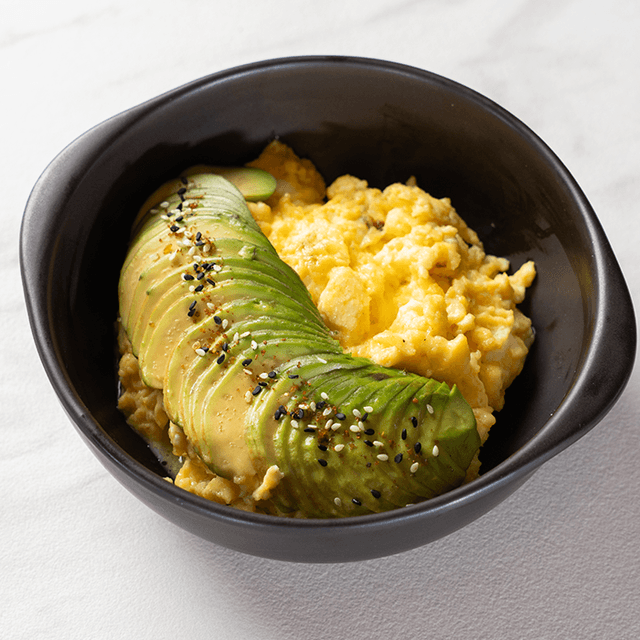 Huevos Revueltos con Palta - Huevos revueltos cremosos acompañados de palta fresca en Le Grenier