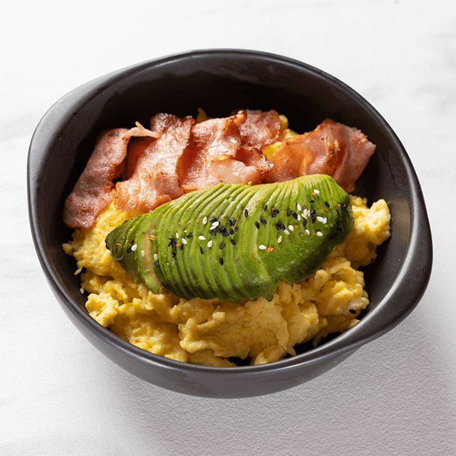 Plato Le Grenier - Huevos revueltos cremosos, palta fresca y tocino crocante en Le Grenier