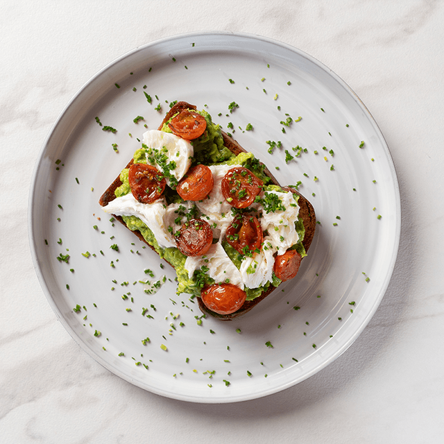 Tostada Palta & Cabra - Palta triturada, tomates cherry marinados y queso de cabra desgranado en Le Grenier