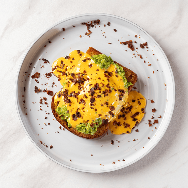 Clásico Palta & Huevo Pochado, Holandesa y Tocino - Palta Hass triturada, huevo pochado y aceite de oliva en pan de masa madre artesanal con salsa holandesa y tocino crispy en Le Grenier