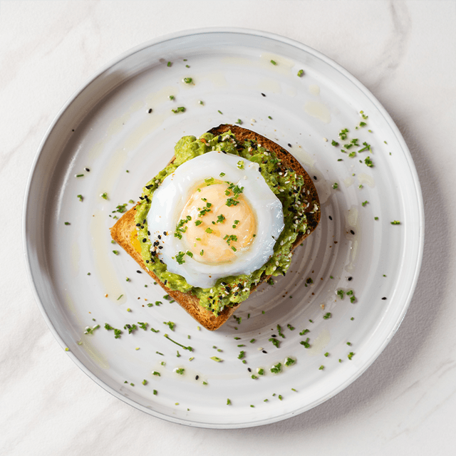 Clásico Palta & Huevo Pochado - Palta Hass triturada, huevo pochado y aceite de oliva en pan de masa madre artesanal en Le Grenier