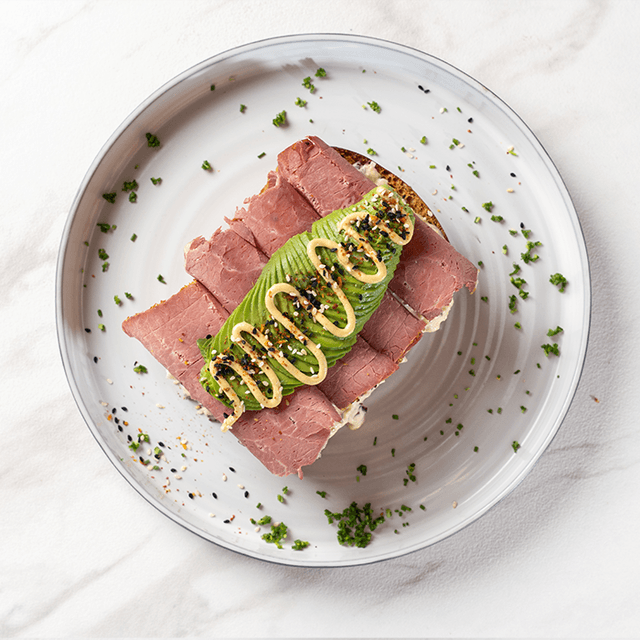 Pastrami & Dijon - Pastrami caliente, mostaza Dijon, coleslaw crujiente y palta en pan brioche en Le Grenier