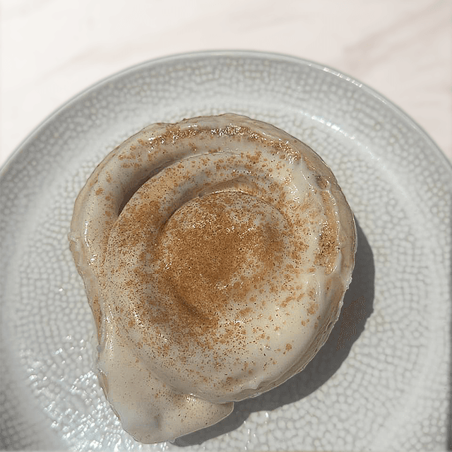 Rollitos de Canela - Masa suave y tibia, rellena con canela aromática y glaseado delicado en Le Grenier
