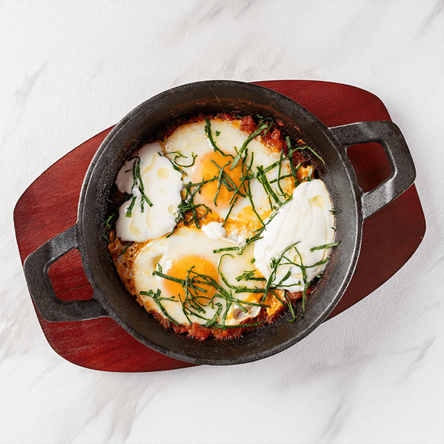 Shakshuka Verde - Espinaca salteada, hierbas frescas, huevo y yogur natural con pan artesanal en Le Grenier