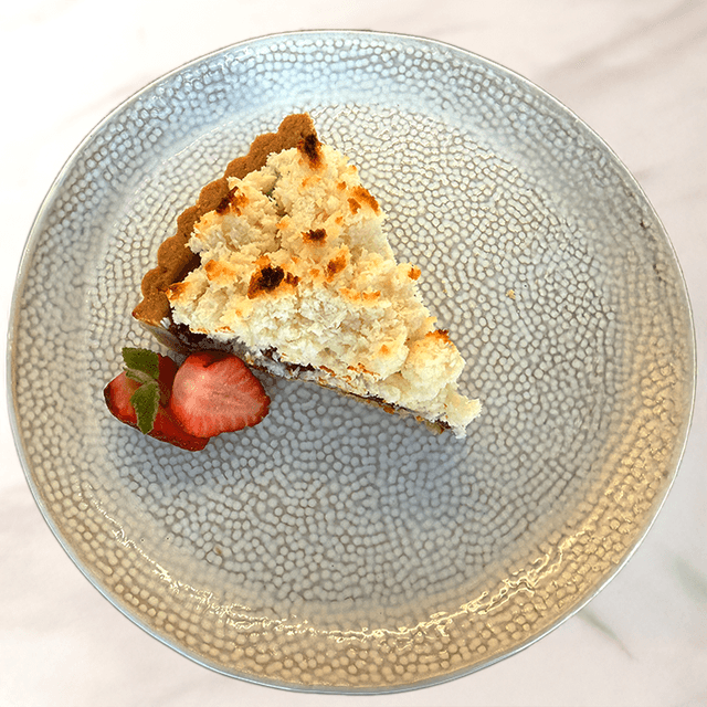 Tarta de Prestigio - Relleno suave de manjar cremoso, con cobertura generosa de coco rallado en Le Grenier