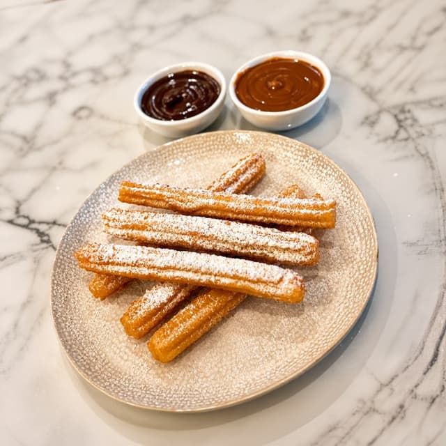 Churros 6 unidades - Seis churros recién horneados, crujientes por fuera y tiernos por dentro. en Le Grenier
